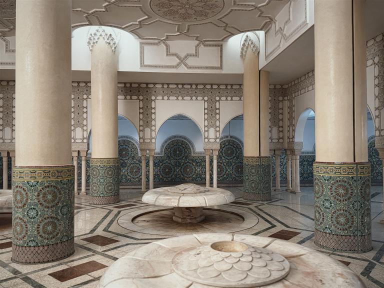 Großansicht eines opulenten Innenraums mit zahlreichen verzierten Säulen und Bögen.